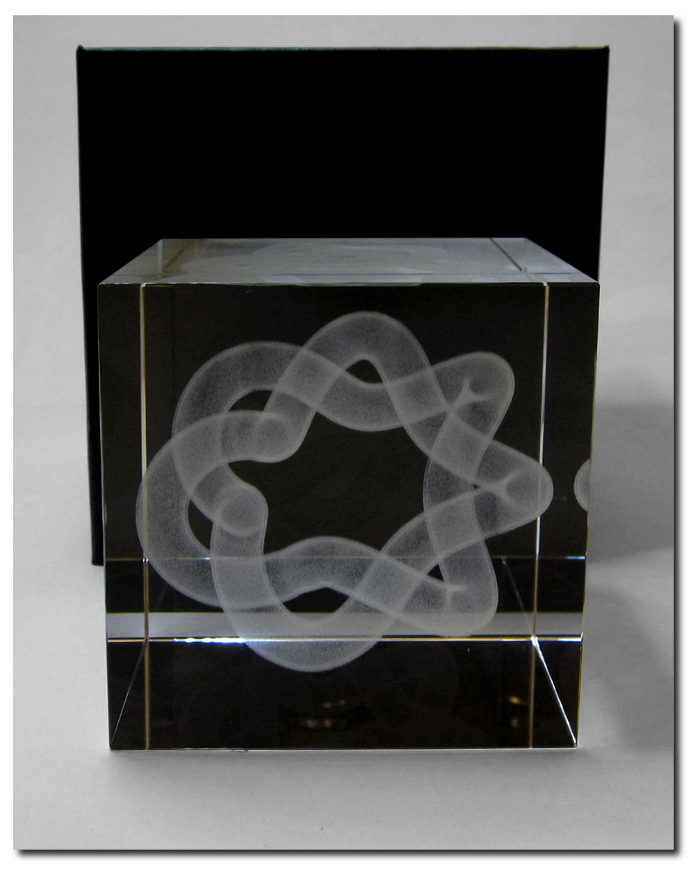 Glaswürfel mit Gravur, 3D Modell beigestellt