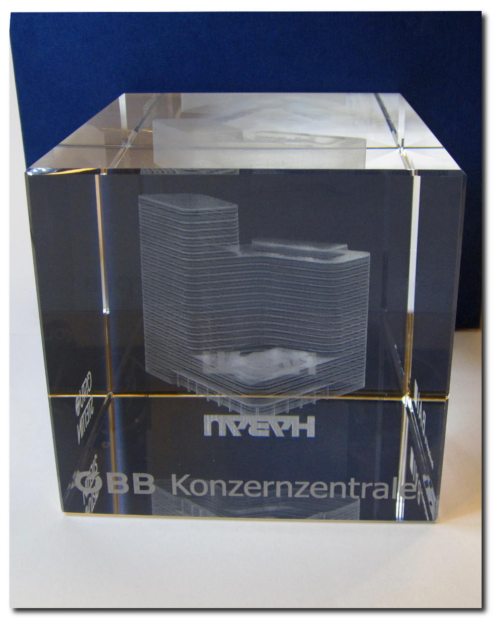 Glaswürfel mit Gravur, 3D Modell beigestellt