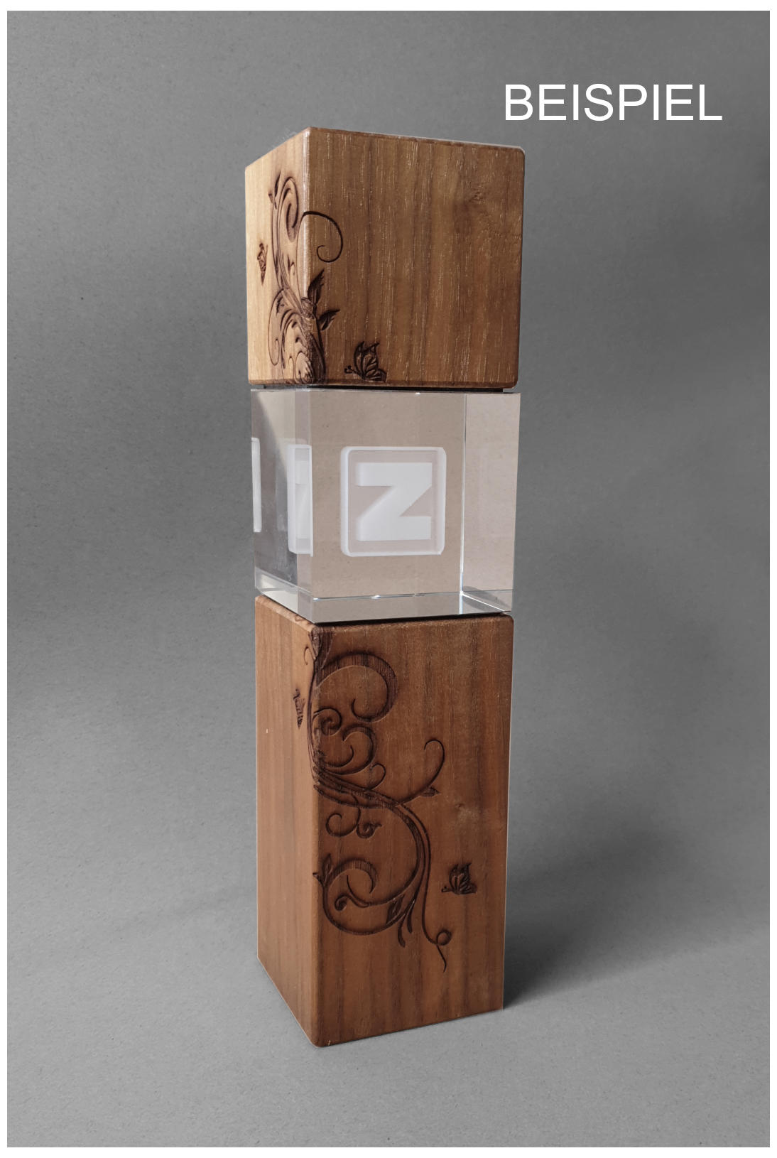 Glaspokale mit Gravur, Glastrophäen, Glasawards, 3D Foto Glasgravur, Pokale:  Holzaward Cubix-Nu�baum